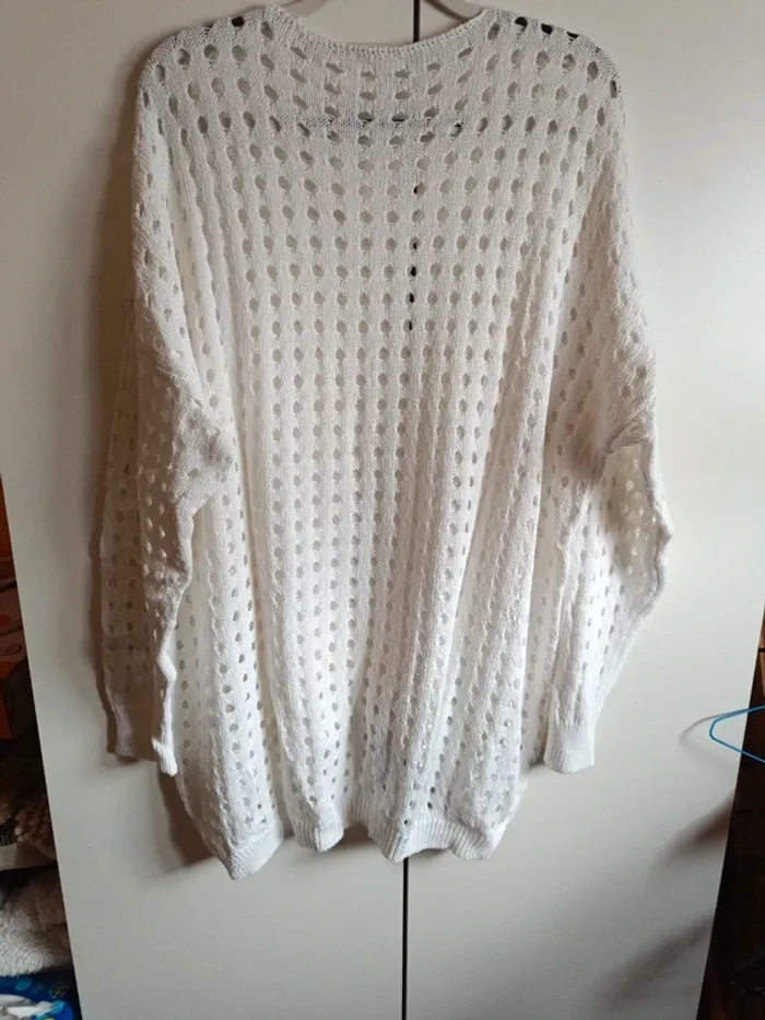 Pulls maille à trous noir ou blanc col V - photo numéro 4