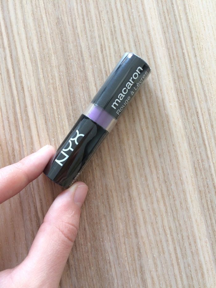 Rouge à lèvres violet NYX