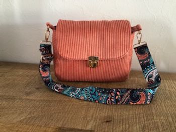 Sac à main velours côtelé corail anse réglable assortie 
