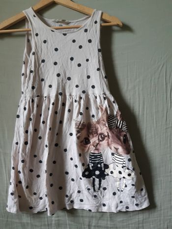 Robe rose a point noir avec un lapin et un chat
