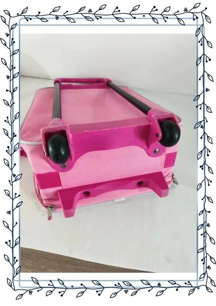 Cartable à roulette barbie, sale et plusieurs traces d'usures - photo numéro 10