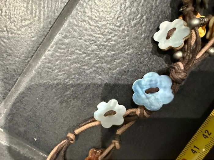 Collier sautoir fabriqué artisanalement tout en cuir et fleur de nacre - photo numéro 6
