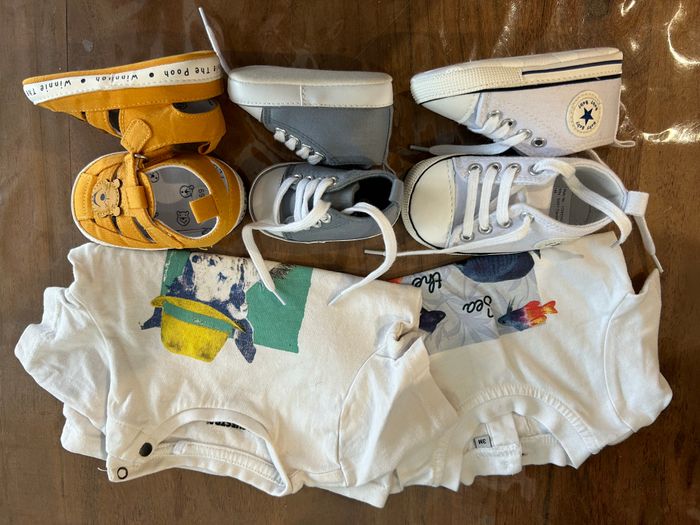 Lot de 2 t shirt et 3 paires de chaussures