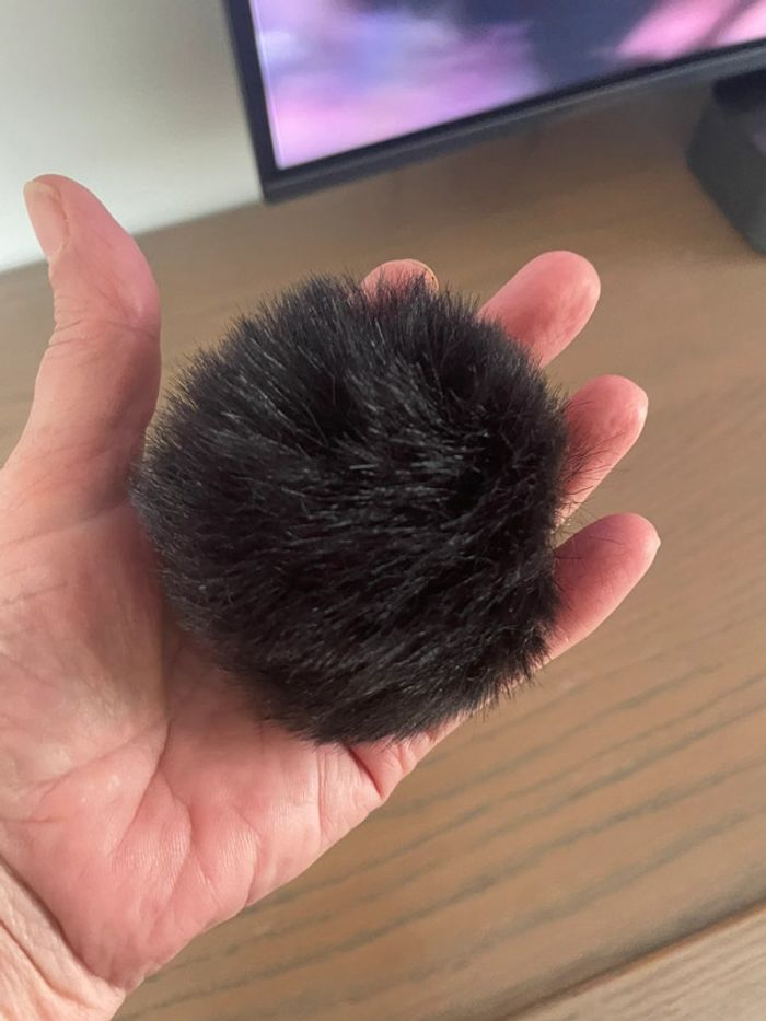 Porte clefs pompon noir fausse fourrure  maybelline état neuf - photo numéro 10