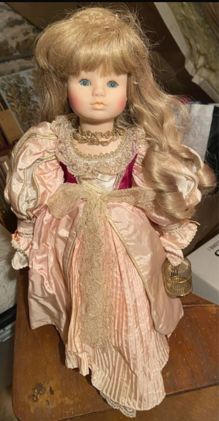 Poupée de collection en porcelaine Guenièvre de Mundia - photo numéro 2