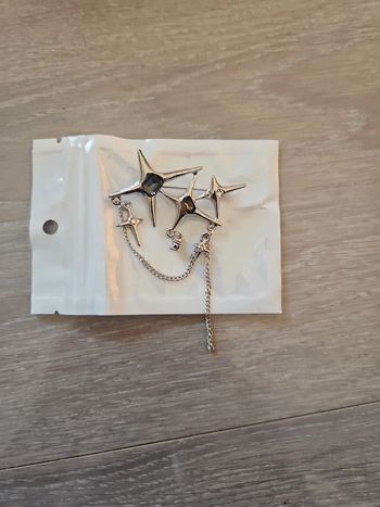 Broche étoiles chaîne neuve argentée