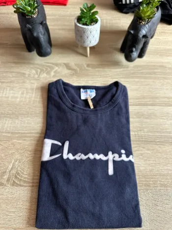 T-shirt brodé sur la manche champion