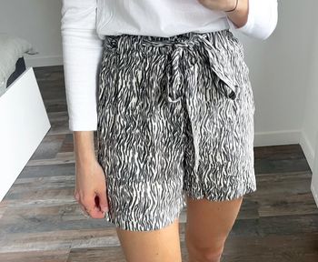 🌟 Short à motifs noir gris et blanc zebré etiquetté 49,90