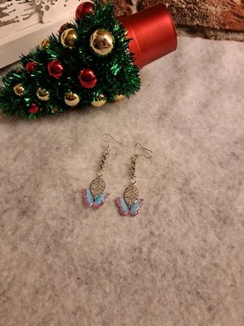 Boucles d'oreilles pendante papillon bleu et rose
