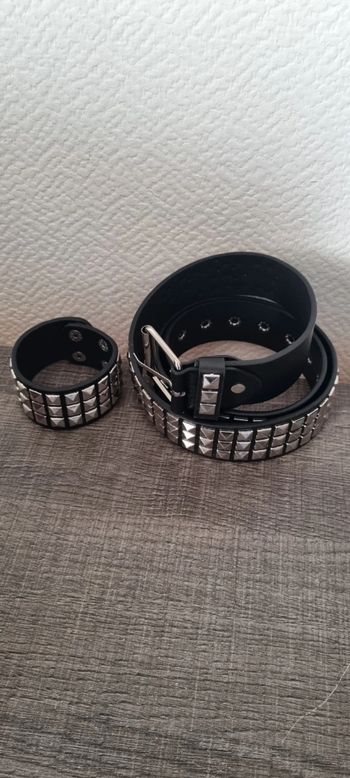 Lots ceinture cloutée punk gothique rock neuve avec bracelet cloutée punk gothique rock neuve!