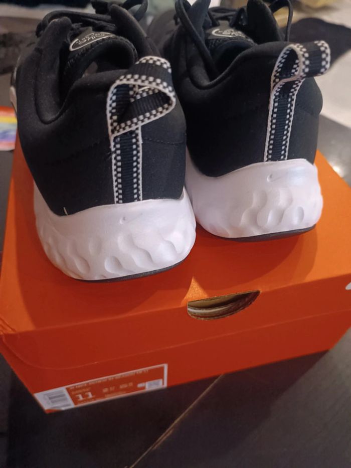 Baskets Nike taille 43 - photo numéro 3