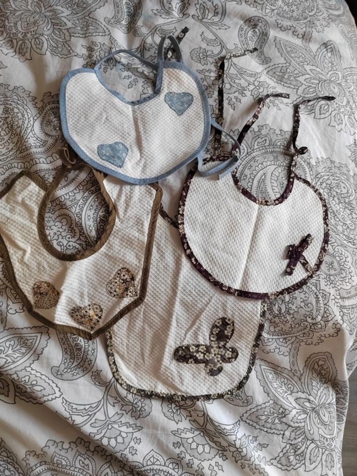 Lot de 4 bavoirs liberty/nid d'abeille - photo numéro 1