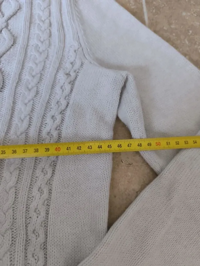 Pull tommy Hilfiger femme M blanc crème motif torsadé devant, des tâches et couleur ternie - photo numéro 6