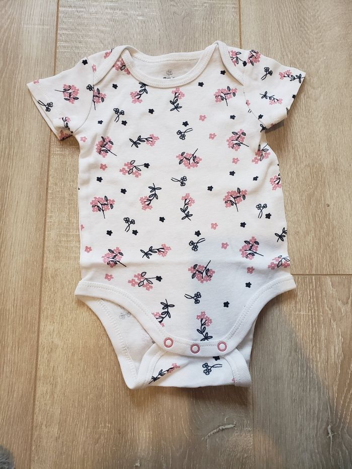 Lot bodies 6mois - photo numéro 3