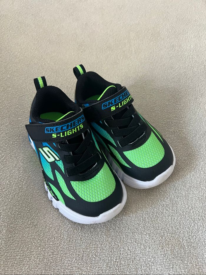Chaussures lumineuse skechers taille 22 - photo numéro 2