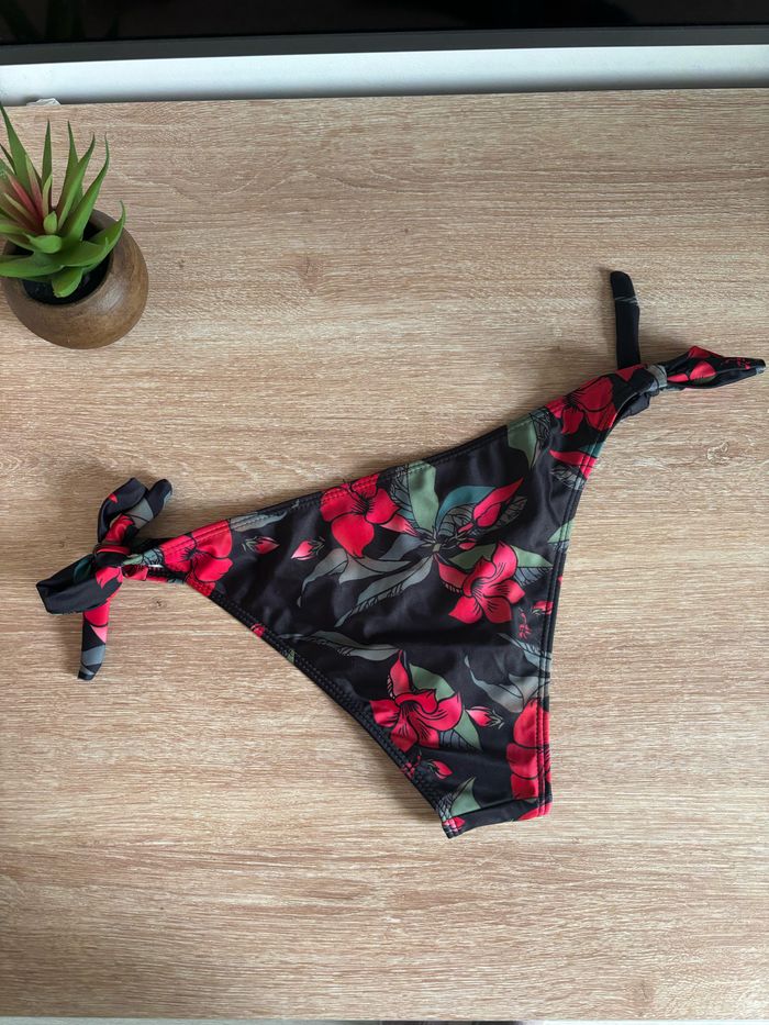 Bas de maillot de bain imprimé fleur rouge et noir taille 36/38 Shein - photo numéro 5