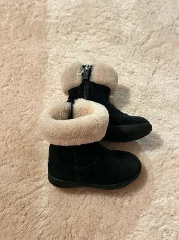 Bottines noires fourrees UGG fille 23,5 Tbe