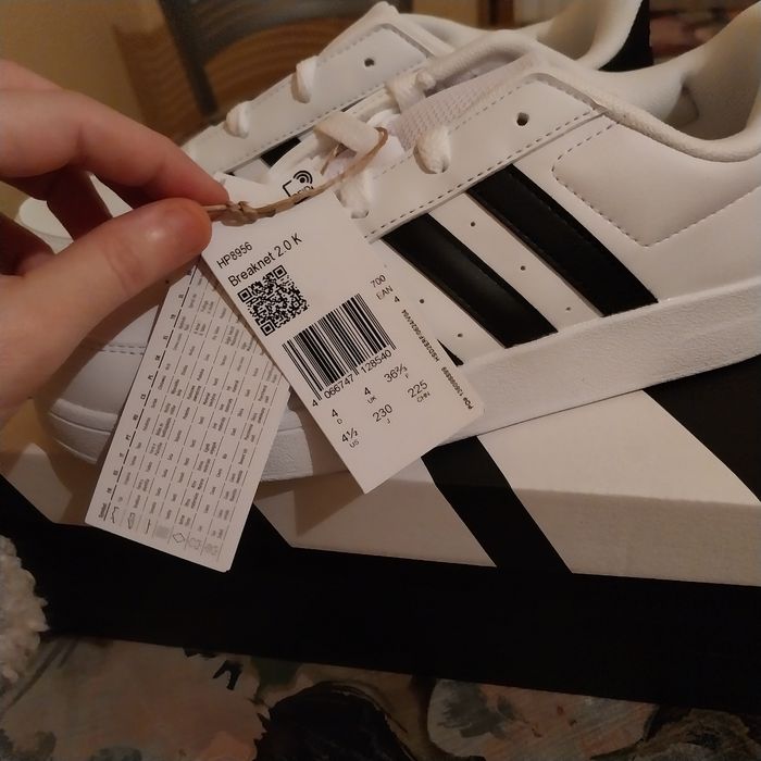 Baskets adidas neuves dans sa boîte Pointure 36 et demi - photo numéro 2