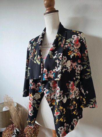 Très jolie veste blazer fleuri bershka taille S