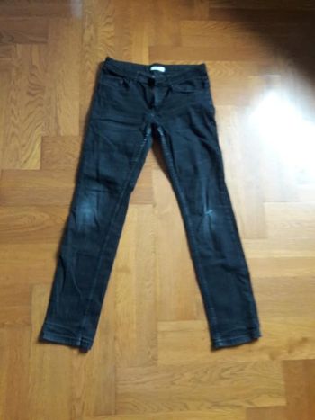 jean noir kiabi slim taille S avec un trou genou sinon excellent état
