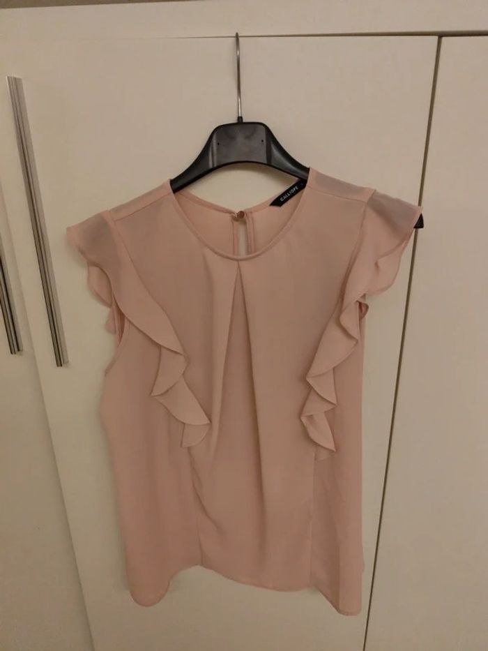 Blouse rose poudré à volants sur les épaules – Élégante