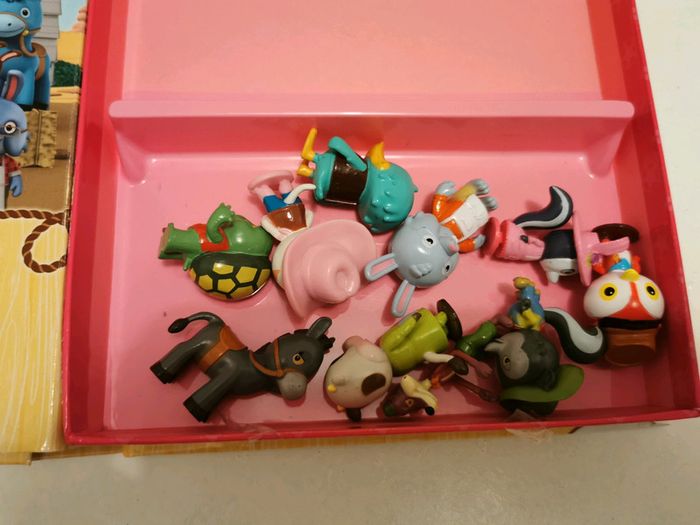 Livre avec figurines - photo numéro 3