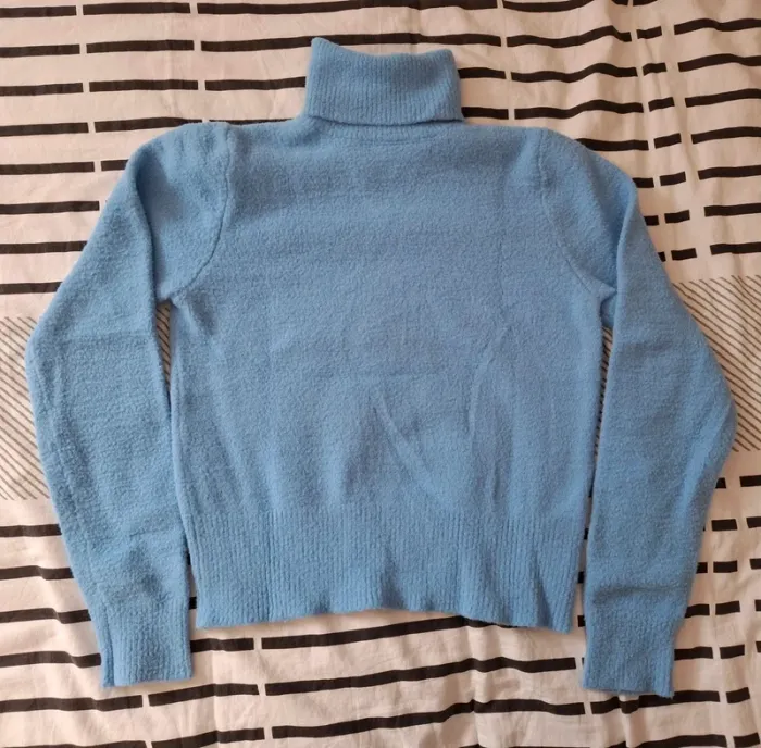 Pull bleu à col roulé