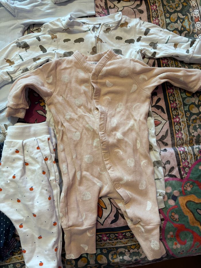 Lot de vêtements bébé fille 6 -9 mois - photo numéro 2