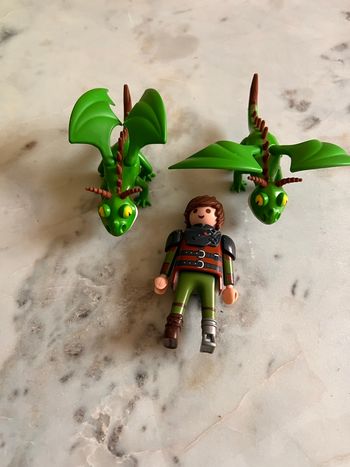 2 dragons et 1 personnage  playmobil