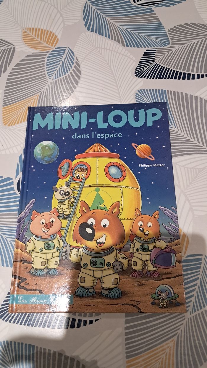 Livre mini loup dans l'espace