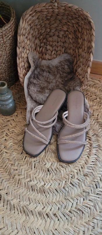 Magnifique claquettes beige et strass neuve Taille 40