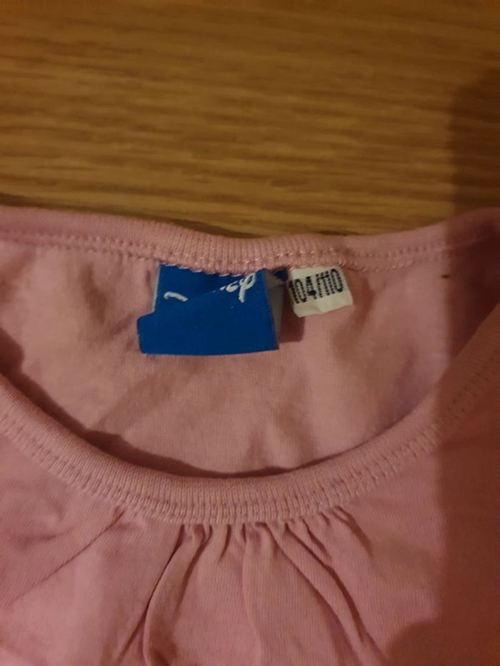 tee shirt Disney reine des neiges 4 à 5 ans - photo numéro 3