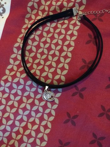 Collier ras du cou pendentif lune avec boule