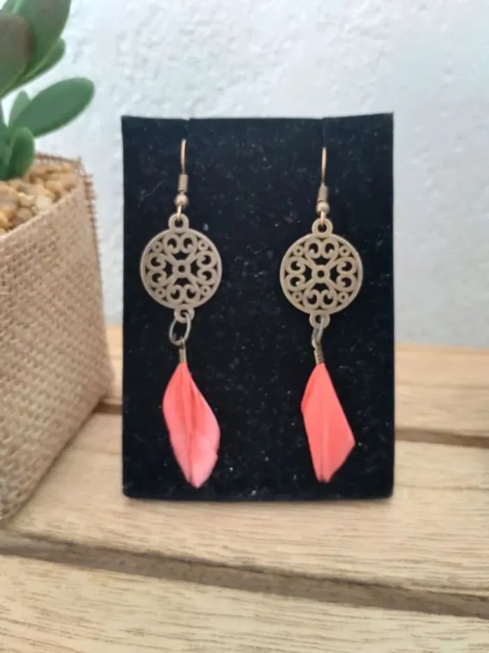 Boucles d'oreilles plumes corail - photo numéro 4