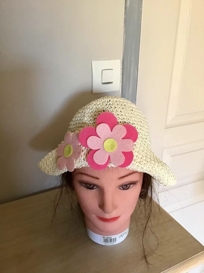 Très beau chapeau 5-8 ans de coloris crème avec fleur rose sur le devant de taille 54