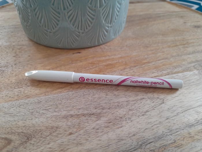 Crayon dessin des ongles Essence