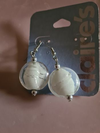 Boucles d'oreilles. Boules plates  en verre. Blanc. 4 cm. Claire's. Neuf