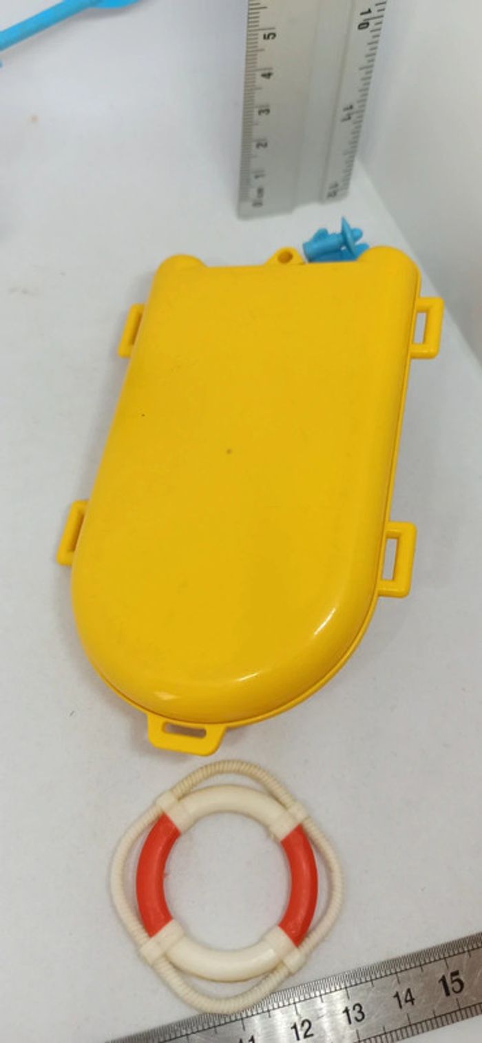 Petit bateau zodiaque jaune vintage avec homme et bouée de sauvetage playmobil - photo numéro 11