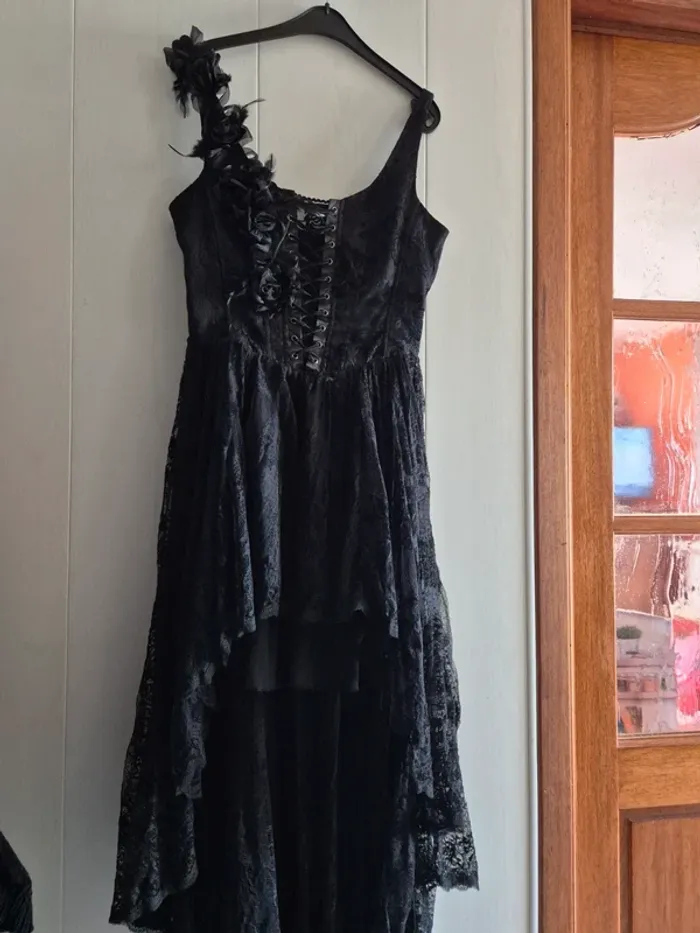 Robe noire à dentelle gothique - photo numéro 2
