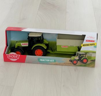Tracteur avec remorque claas