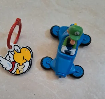 Figurine Luigi voiture et porte clefs perroquet Mario Kart en TBE