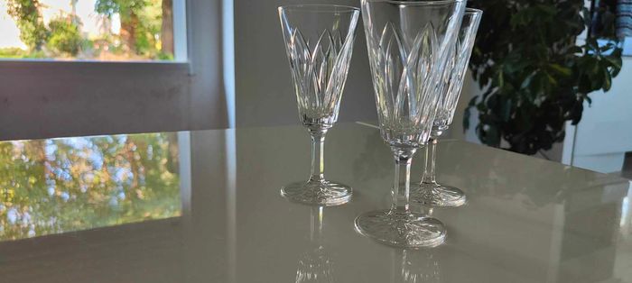 3 flutes à champagne en verre taillé