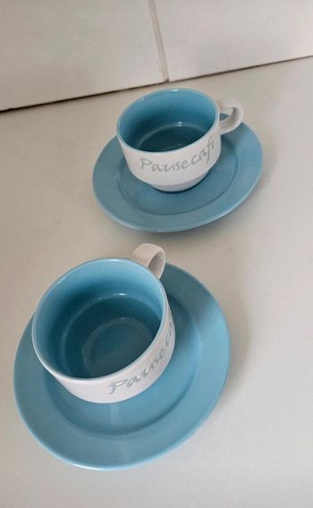 Tasses café avec soucoupes