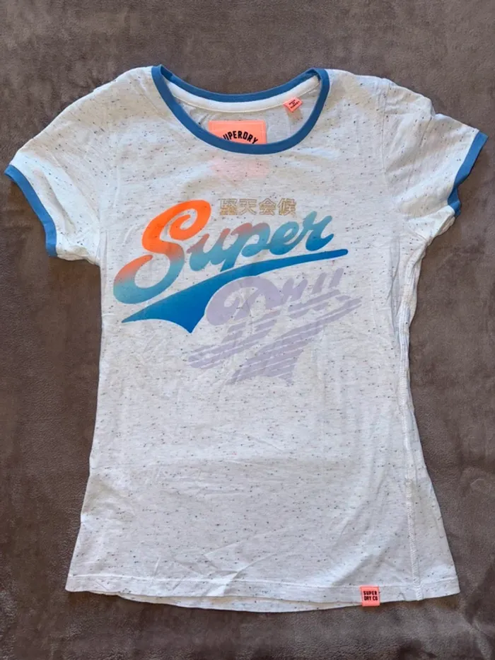 T-shirt femme Superdry taille S coloré en bon état
