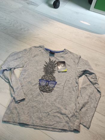 T-shirt neuf taille 8 ans