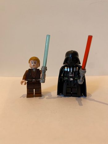 Figurine type lego seigneur Dark Vador contre Jedi Luke Skywalker. Star Wars