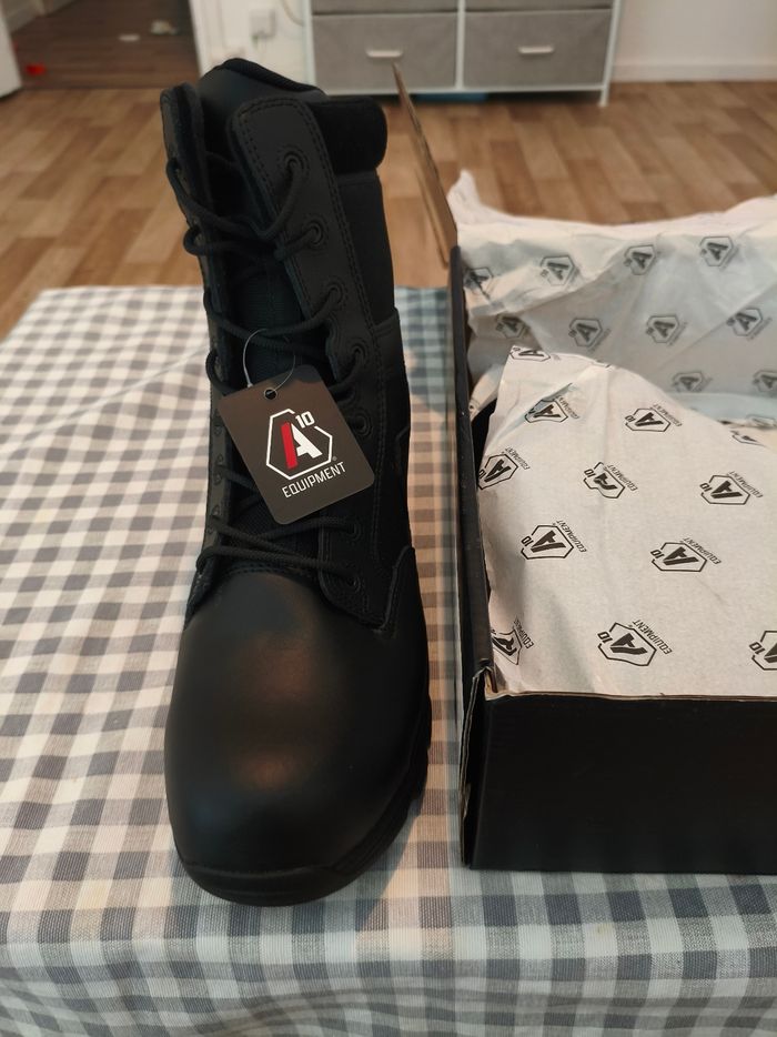 Chaussures de sécurité neuf jamais porté pointure 43 encore avec leur compte - photo numéro 4