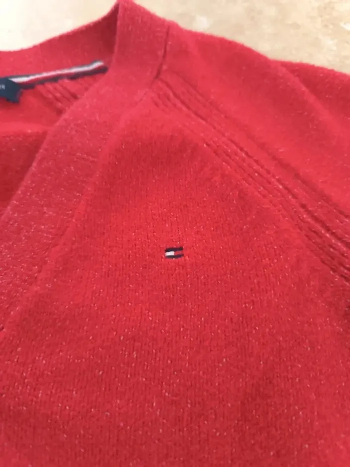 Joli pull rouge col V bouton femme Tommy Hilfiger avec logoo chic comme neuf S selon mesures - photo numéro 6