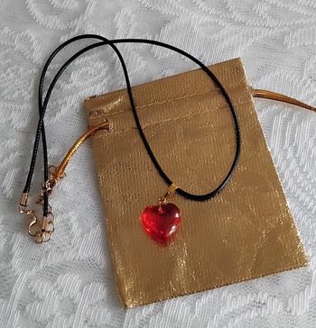 Collier corde noir  breloques coeur rouge