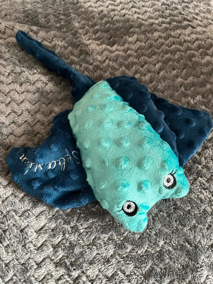 Doudou / peluche raie manta neuve brodée